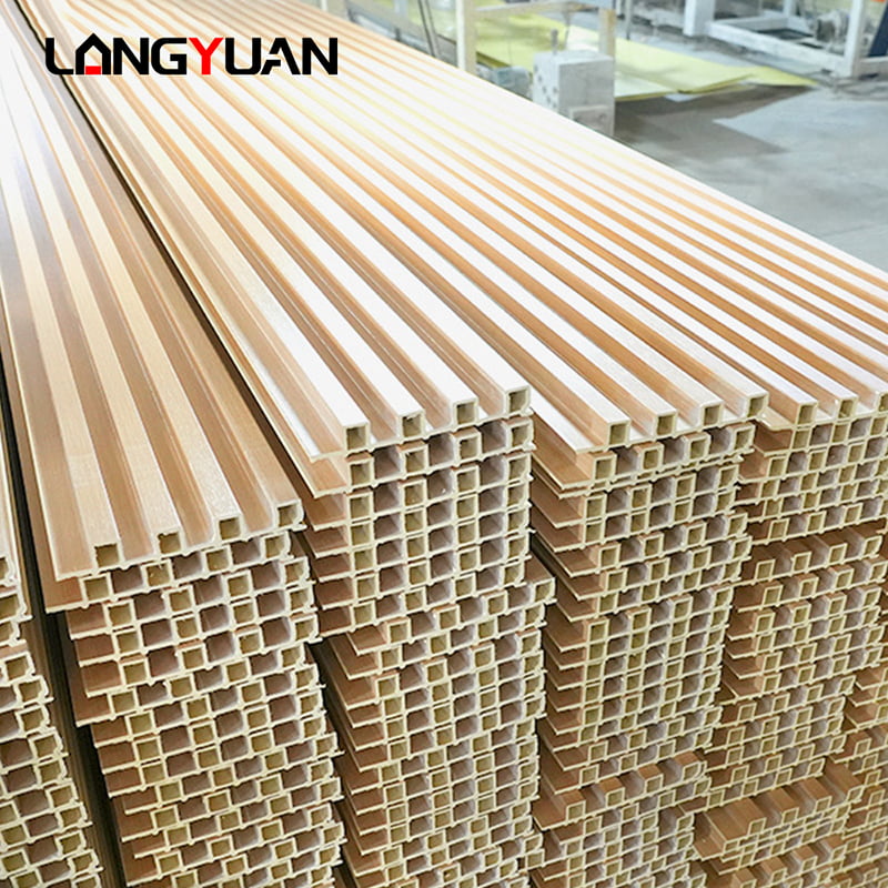 Dekoratív természetes fa és kompozit műanyag Wpc PVC belső burkolatok hornyolt falpanelek beltéri használatra