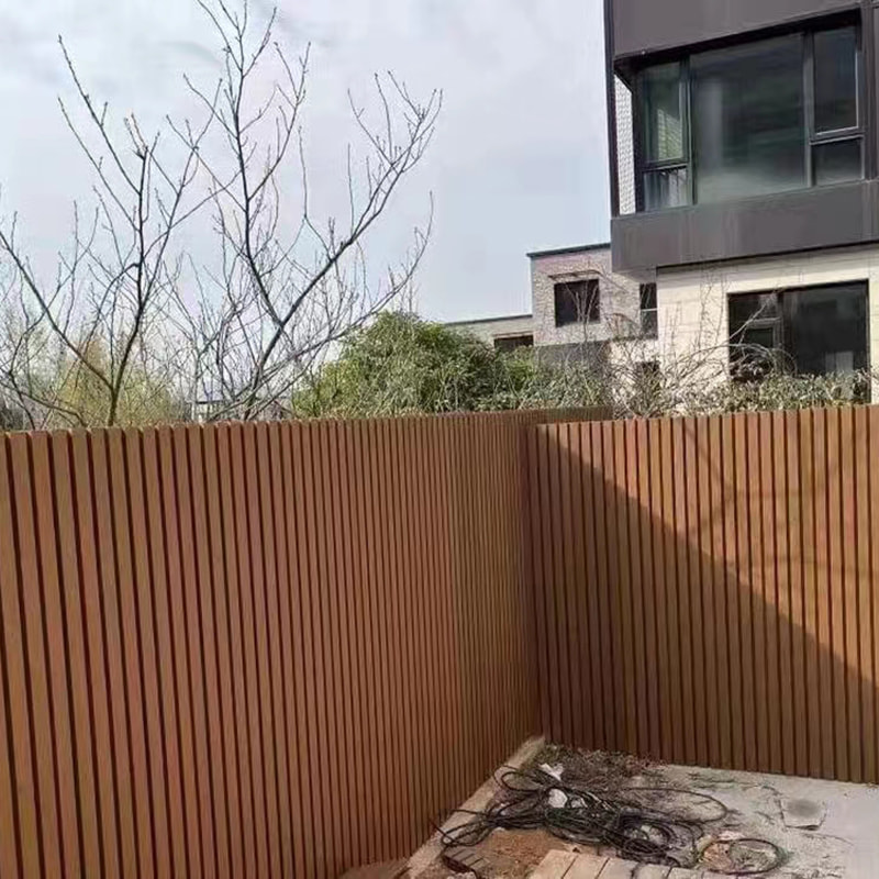 Koextrudálásos dekoratív kerítésvédő, időjárásálló Wpc kompozit Privacy kerti kerítés napálló, kopásálló termeszek elleni Könnyen telepíthető